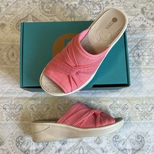 BZees Womens Smile II Foam Slides Sandals Pink 9M NWT